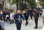 开启完整的两个孩子的生活是违法的